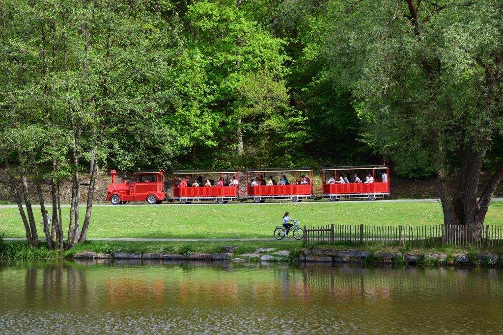 le train rouge le long des étangs