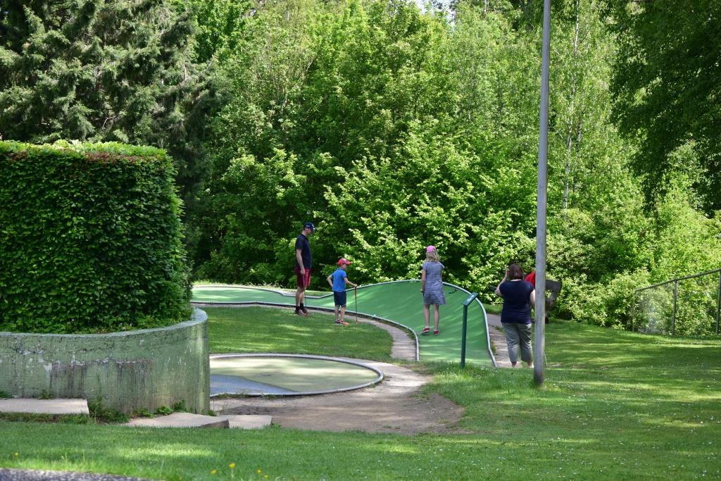 Le mini-golf dans un cadre verdoyant