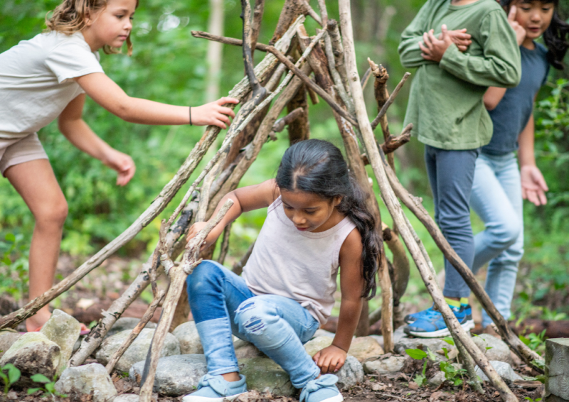 construction de cabanes et d'équipe durant le stage