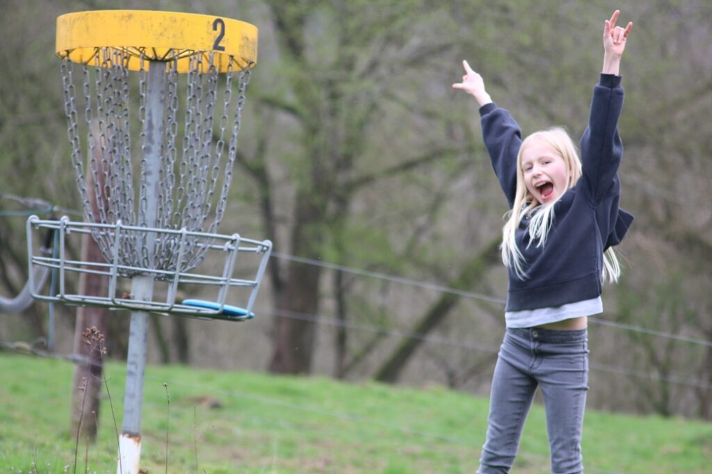 Le discgolf est idéal pour jouer en famille ou entre amis, entre adultes et enfants !