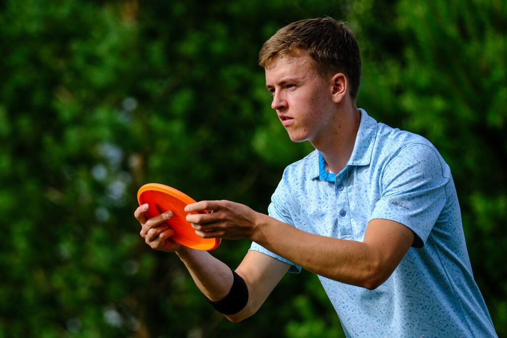la pratique du disc-golf requiert de la précision, de la réflexion et de la force tout en étant un sport doux.